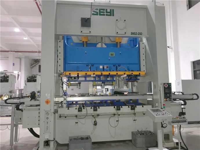 冲床三次元机械手在冲床冲压自动化中的应用优势解析